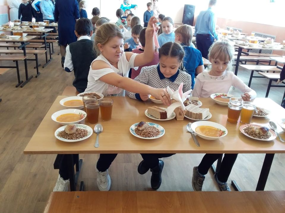 Питание бузулук. Школьная столовая МБОУ СОШ 125 Барнаул. Столовая в школе. Еда в школьной столовой. Обед в школьной столовой.