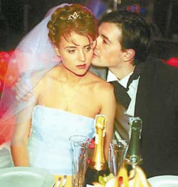 «Я до сих пор продолжаю её завоёвывать»: актёр Егор Бероев 20 лет счастлив в браке 