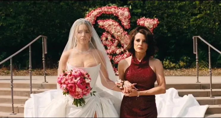 Инсайдер раскрыл истинную причину конфликта между Сидни Суини и Зендаей на съёмках 