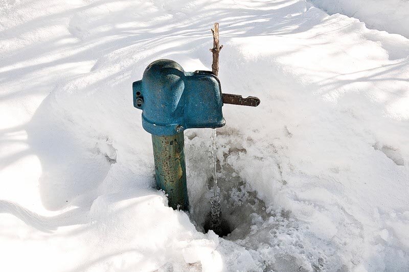 Почему в водопроводных колонках вода не замерзает даже в сильный мороз. Гениальное советское изобретение трубе, будет, мороз, клапан, рычаг, стечет, пояснений, замерзала, понять, здесь, нужно, разряжение, приемника, замерзания, установлены, только, набирать, накопителя, гарантия, минимум