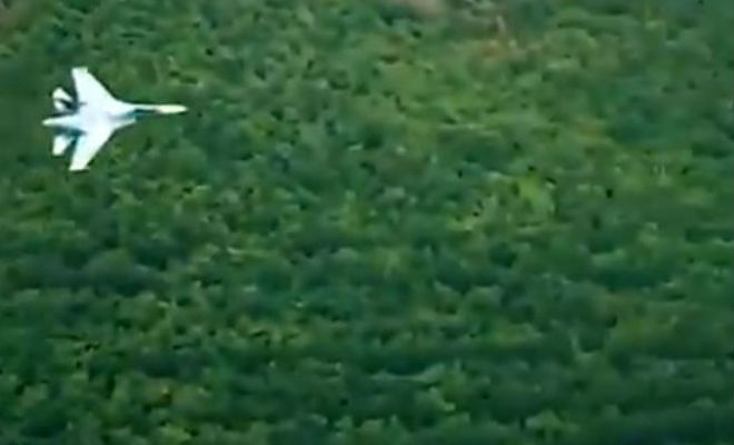 Су-27 маневрирует между скалами: уникальное мастерство пилота