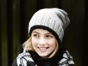 Вязание спицами красивых модных шапок для девочек-подростков