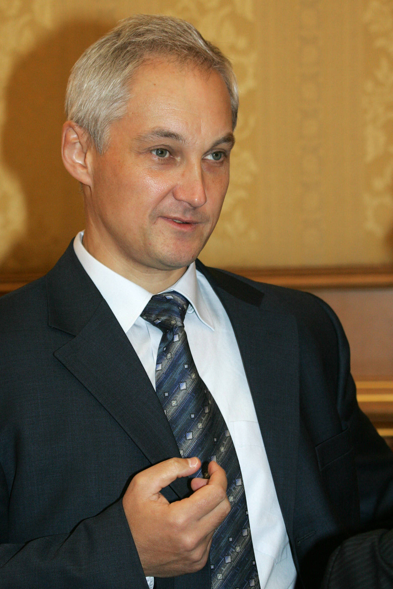 Заместитель министра торговли и экономического развития РФ Андрей Белоусов перед совещанием в Доме правительства РФ, 2006 год