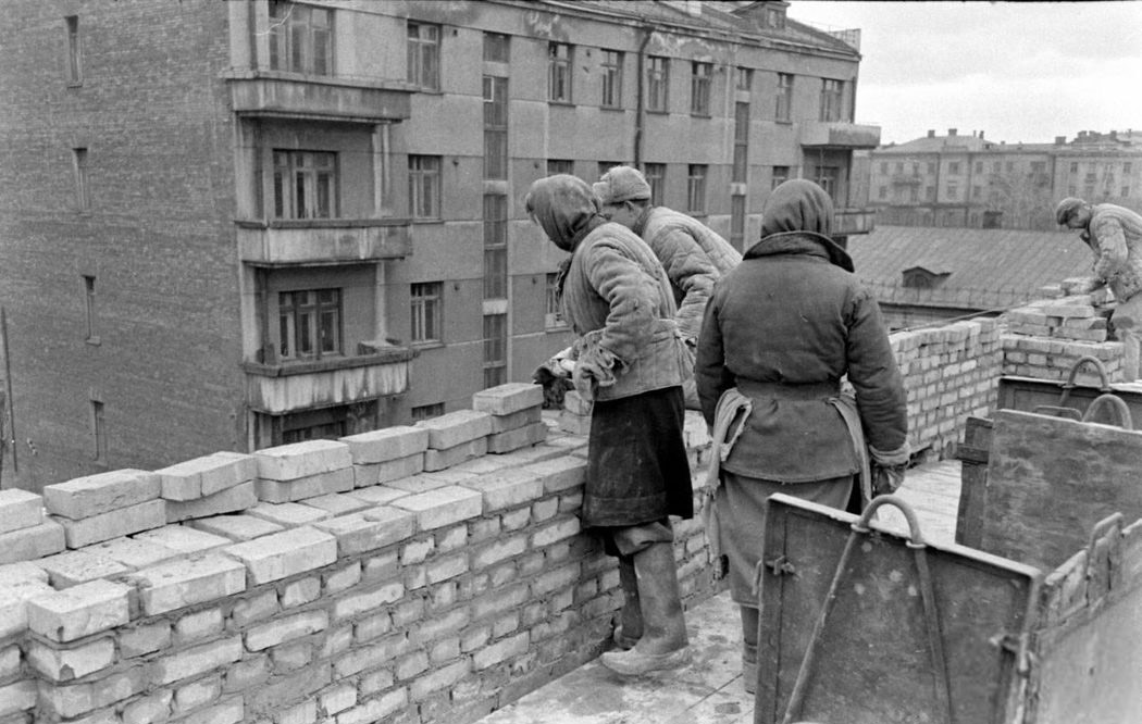 Как в СССР эксплуатировали женщин Как в СССР эксплуатировали женщин женщин, вручную, женщины, женская, работы, бригада, только, стройка, всего, кирпичи, могли, работ, советской, наверное, советских, совке, думаете, стройке, толкают, кайлом