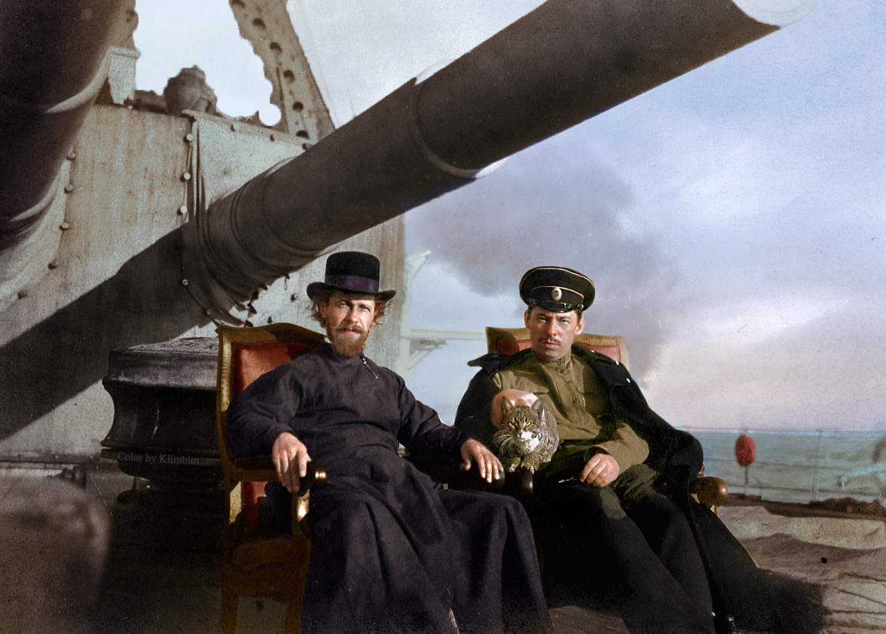 Н.П. Солодков с корабельным доктором и кошкой в Бизерте (Тунис). 1920-е годы