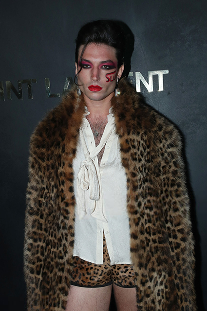 Пользователи сети обсуждают смелый образ Эзры Миллера на показе Saint Laurent Звездный стиль