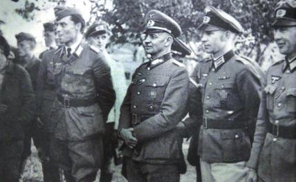 На фото: генерал-майор Оскар фон Нидермайер (в центре)