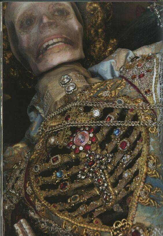 Святые мощи в бриллиантах Святые мощи в бриллиантах интересное,история,мощи,святые,святыня,факты