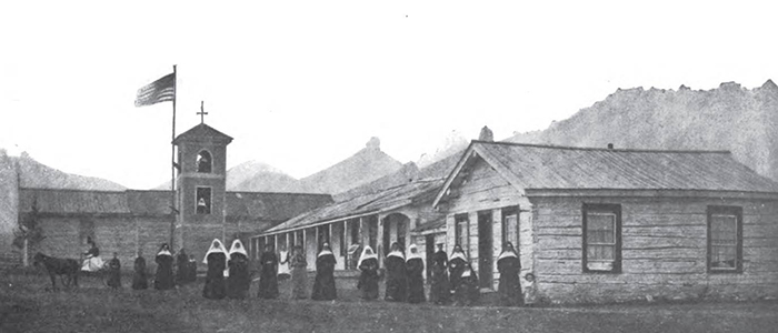 Школа Святого Петра. Мэри Филдс - слева на повозке.