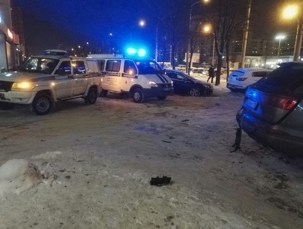 В Петербурге колесо разбило окно на 6-м этаже дороги