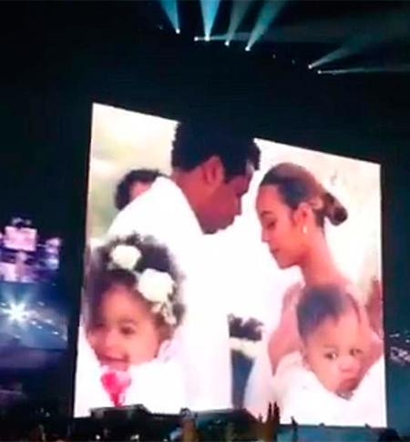 Кадр из видео, на котором Джей Зи и Бейонсе дают повторные свадебные обеты