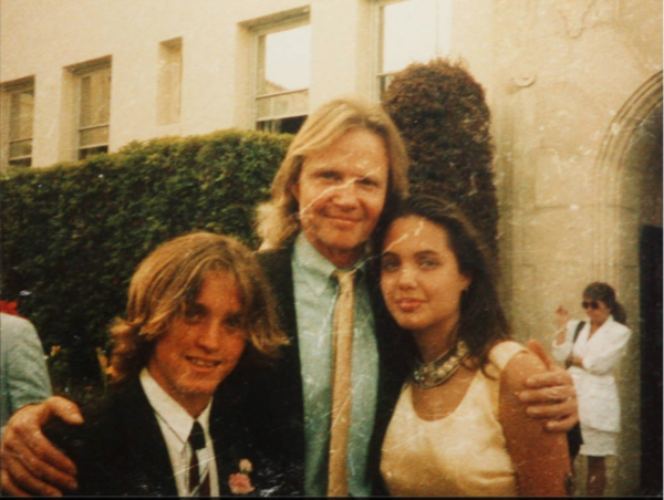 Анджелина Джоли с отцом и братом (фотография 1988 года)