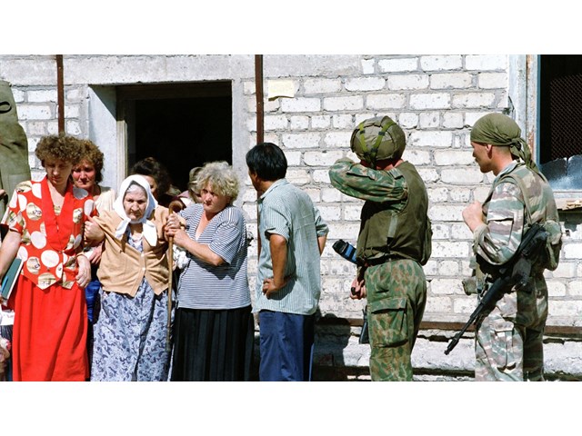 25 лет назад банда Басаева напала на Будённовск. Более 100 человек погибли от рук террористов - 2 часть 25 лет назад банда Басаева напала на Будённовск. Более 100 человек погибли от рук террористов - 2 часть больницы, удалось, боевиков, Подсобные, последний, тысячи, более, человек, около, освободить, переговоров, террористами, освобожденные, осадыЗаложники, охраной, Басаева, одного, здания, коридоре, БуденновскеЗаложники