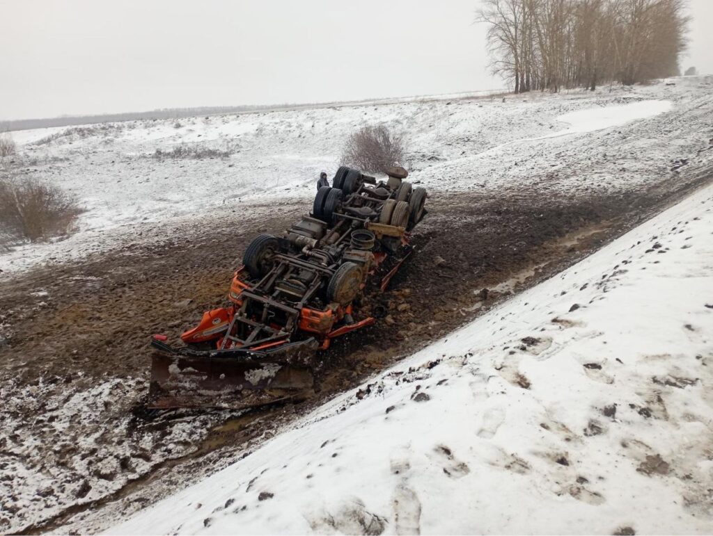 В Михайловском районе опрокинулся «Камаз»