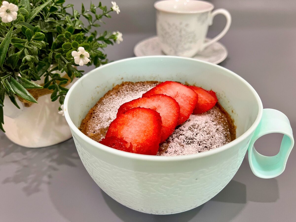 Ленивый способ для тех, кто пьет чай с домашними вкусняшками: один раз испечешь и больше никогда не будешь пить пустой чай, ведь всего за 3,5 минуты можно приготовить шоколадный кекс(порция для...-7