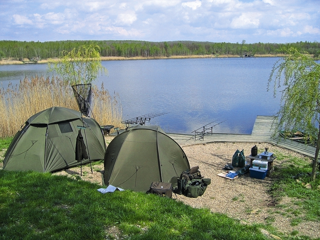 Рыбалка 1 озеро. Палатка для рыбалки. Палатка у озера. Палатка рыбака. Палатка на берегу озера.