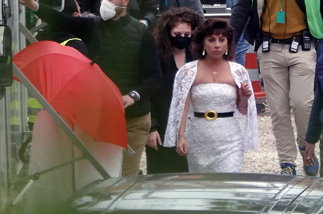 Леди Гага в кружевном платье и неузнаваемый Джаред Лето на съемках фильма House of Gucci Кино
