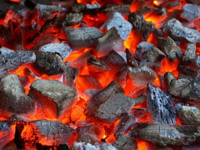 Простой метод розжига углей в мангале