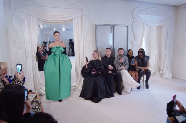 Как прошел кутюрный показ Balenciaga: на подиуме — Ким Кардашьян и Рената Литвинова, в зале — Крис Дженнер и Земфира