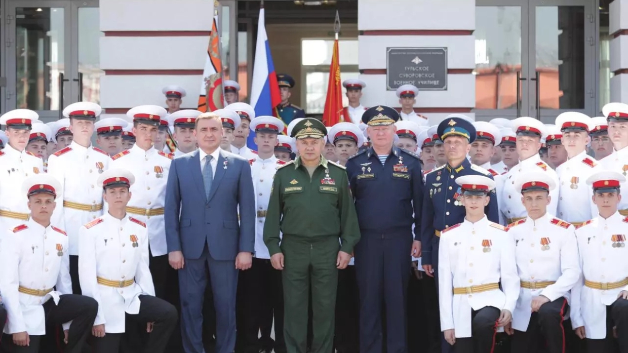 Сергей Шойгу поздравил с завершением учебы первых выпускников тульского суворовского училища