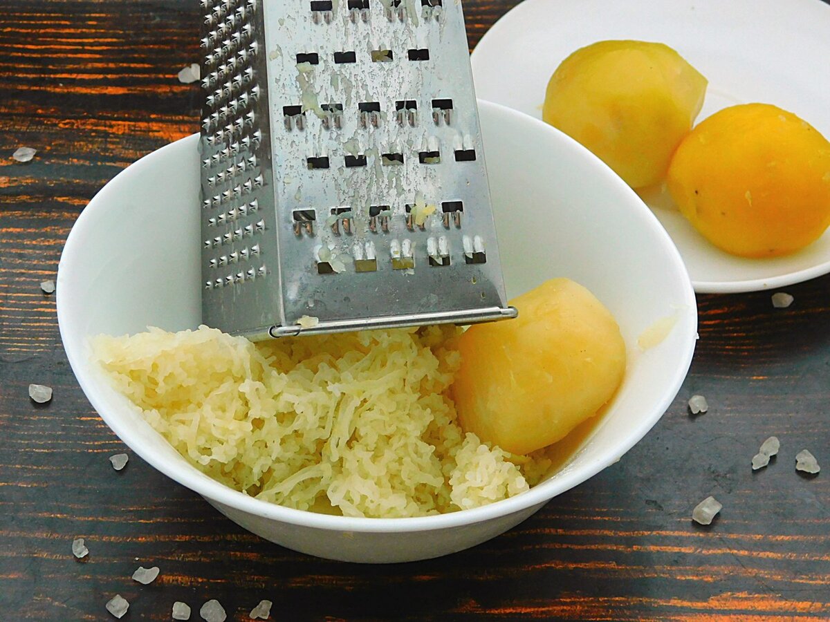 Натирание картофеля на терке