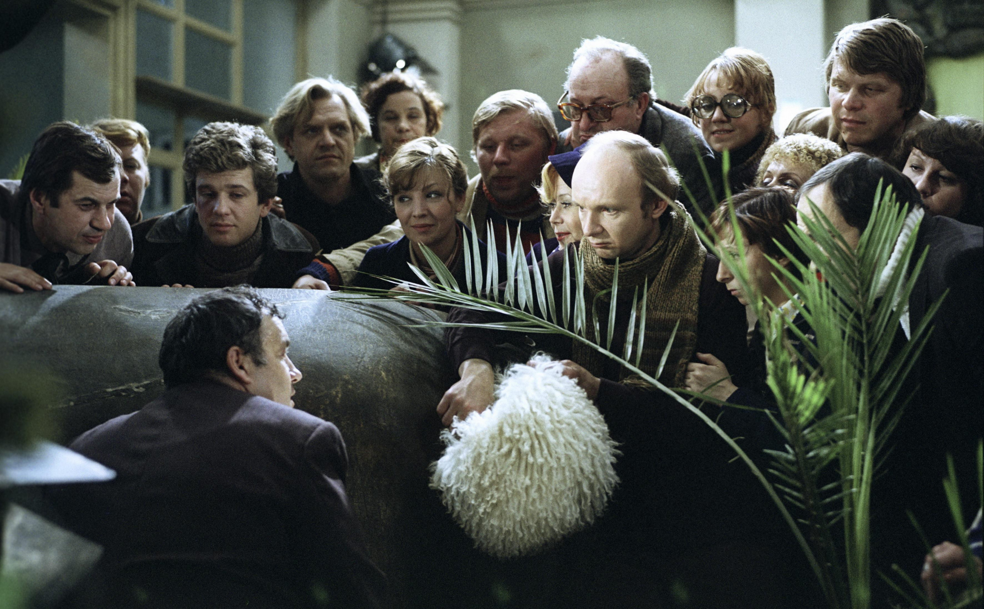 Кадр из фильма Гараж