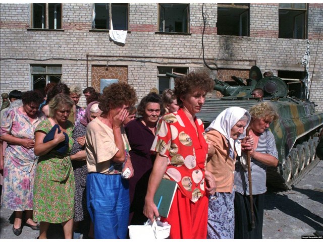 25 лет назад банда Басаева напала на Будённовск. Более 100 человек погибли от рук террористов - 2 часть 25 лет назад банда Басаева напала на Будённовск. Более 100 человек погибли от рук террористов - 2 часть больницы, удалось, боевиков, Подсобные, последний, тысячи, более, человек, около, освободить, переговоров, террористами, освобожденные, осадыЗаложники, охраной, Басаева, одного, здания, коридоре, БуденновскеЗаложники