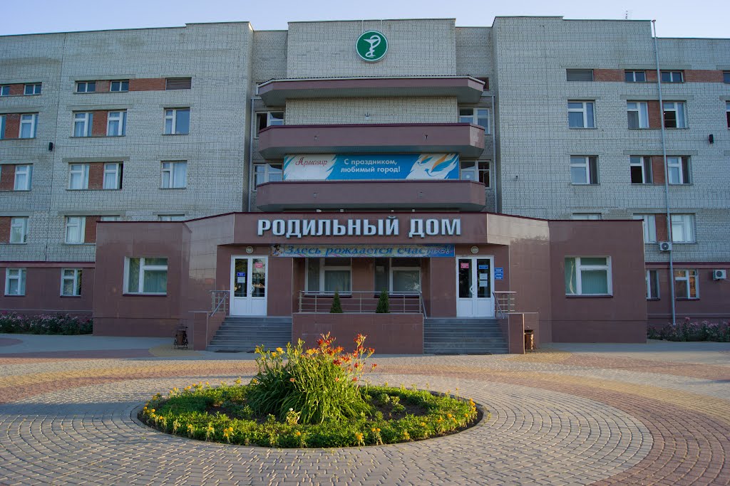 Однажды мы выбрались семьей к родителям жены. В какой-то момент мы решили выйти на улицу прогуляться. Дашулька сразу же бросилась кататься на качелях.