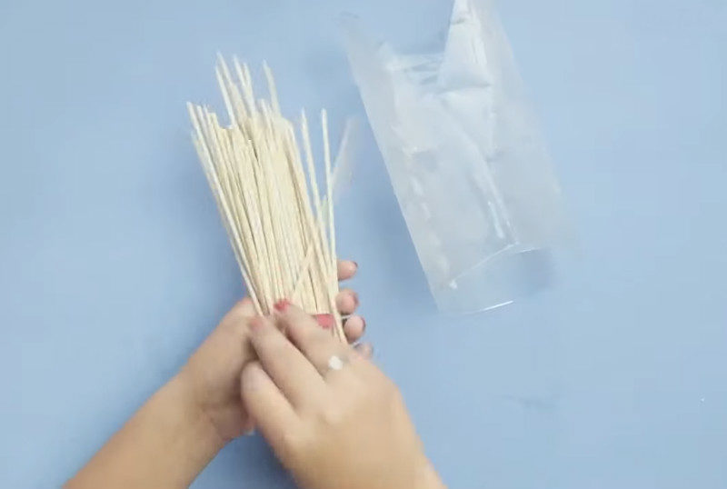 Полезная и красивая вещь из пластиковой бутылки и деревянных шпажек домашний очаг,рукоделие,своими руками,сделай сам,умелые руки