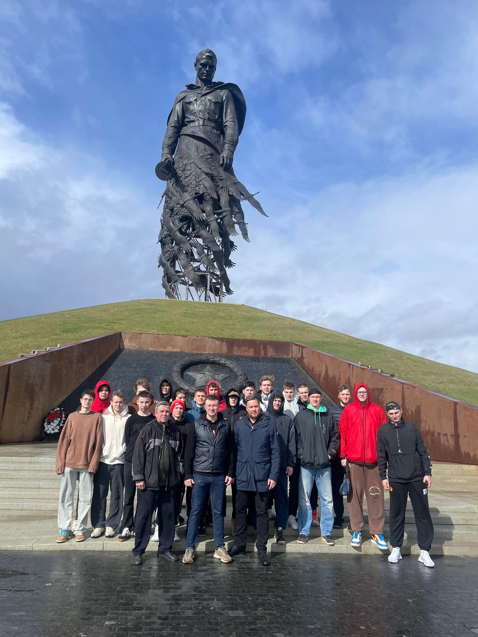 Спортсмены из Белгорода посетили Ржевский мемориал Советскому солдату