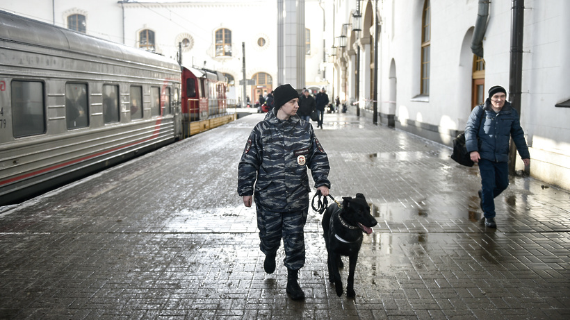 Arrived moscow. Фото мужчины с собакой на вокзале. ... Moscow after i ... him..