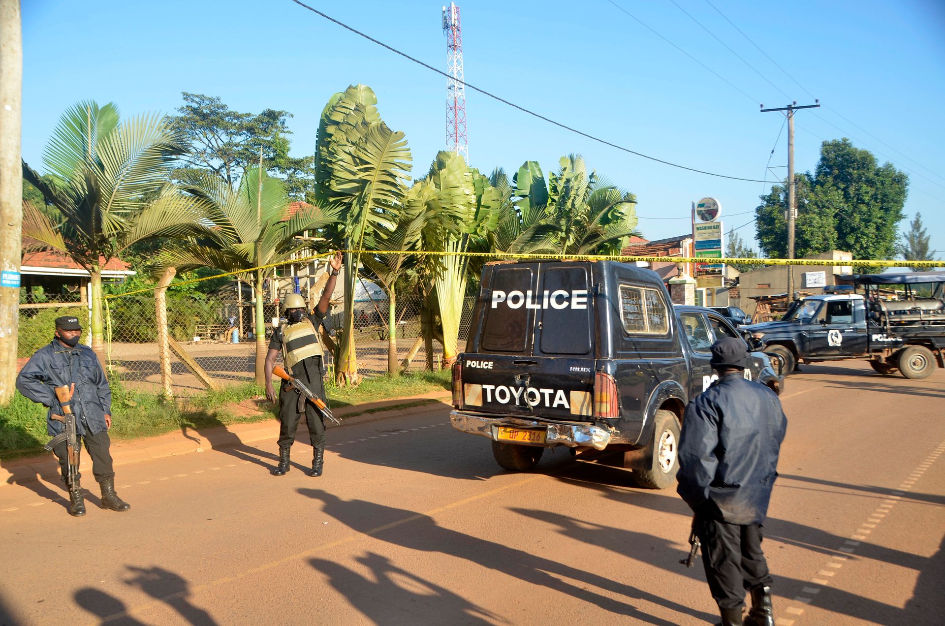 Полиция Уганды арестовала трех чиновников за кражу гуманитарной помощи для больных Эболой Весь мир
