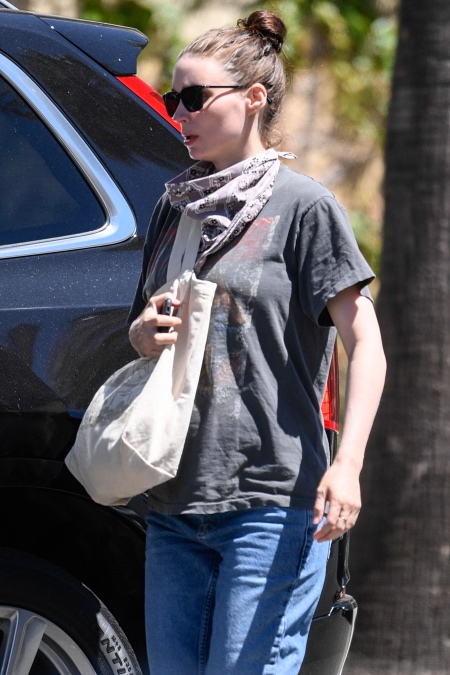 Не спрятаться: Руни Мара пытается скрыть свое положение от папарацци Не спрятаться: Руни Мара пытается скрыть свое положение от папарацци Дети,Беременные звезды