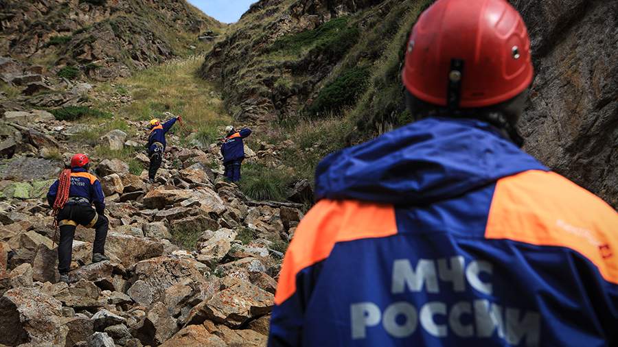 В МЧС сообщили об осложнении поисков упавшего в горах Алтая альпиниста облачностью