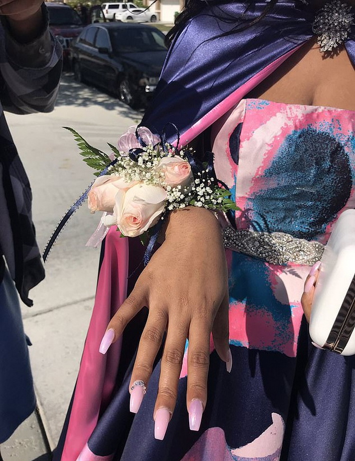 Девушке не с кем было пойти на выпускной, и она позвала дедушку истории из жизни