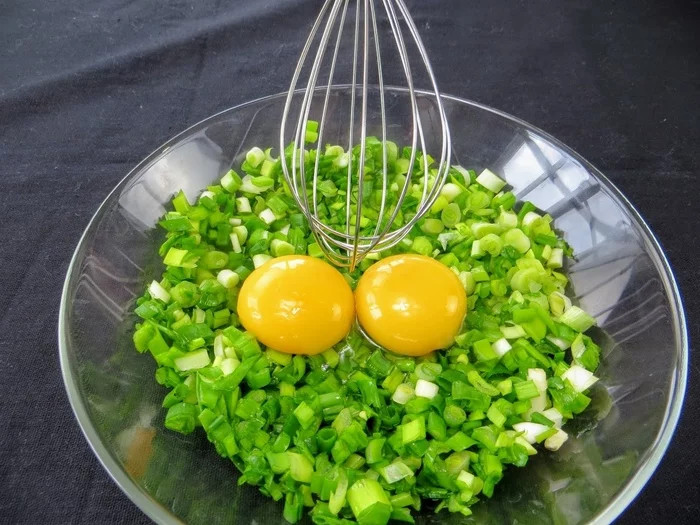 Взбейте зеленый лук с яйцом и вы останетесь довольны. Готовим вкуснейшие лепешки с начинкой