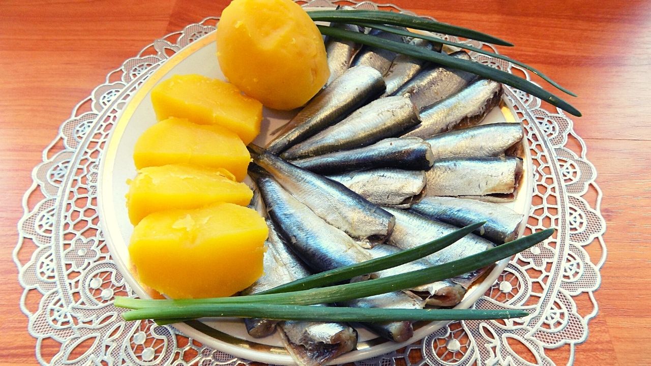 Килька пряного посола домашнего приготовления рыбные блюда,солим и квасим