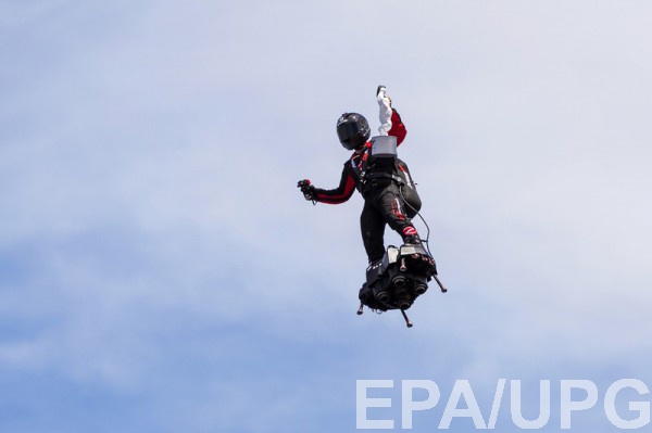 Попытка перелететь Ла-Манш на реактивной доске завершилась неудачей