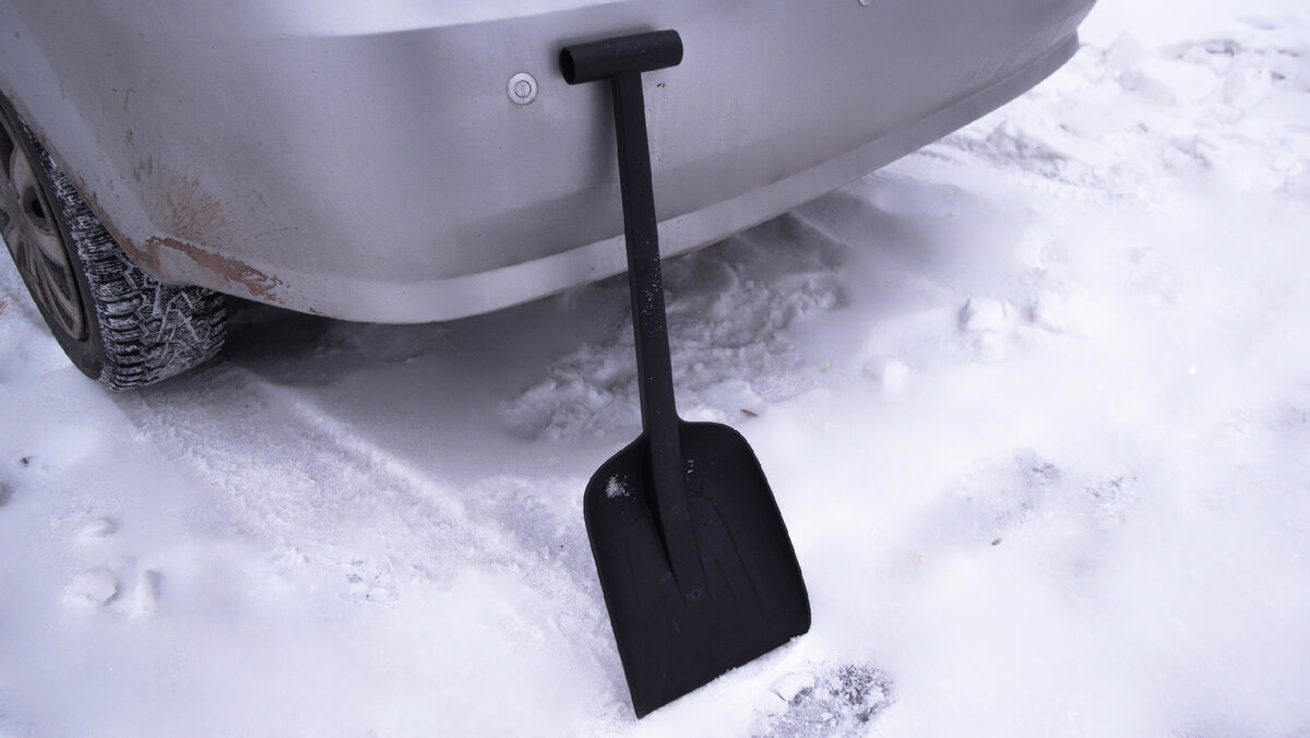 Качественная лопата – незаменимый помощник водителя в условиях суровой зимы. Она позволяет очистить дорогу, убрать снег с кузова и выполняет другие полезные функции.-4