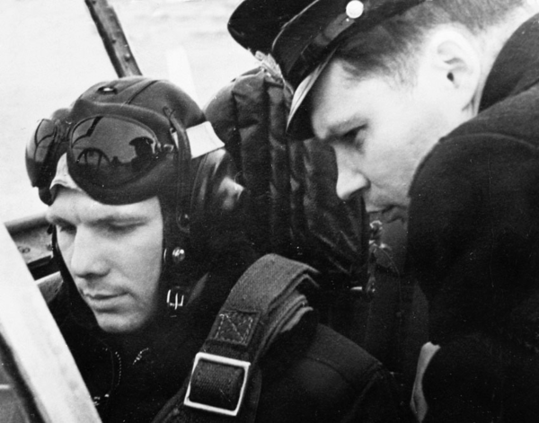 Источник: https://zagopod.com/blog/43704381911/Drugoy-Gagarin-:-vzglyad-na-neofitsialnyie-fotografii?page=1