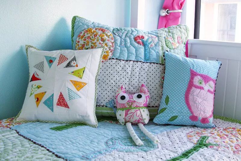 Декоративные подушки для создания уюта в детской комнате: идеи для творческих мам домашний досуг,интерьер и дизайн
