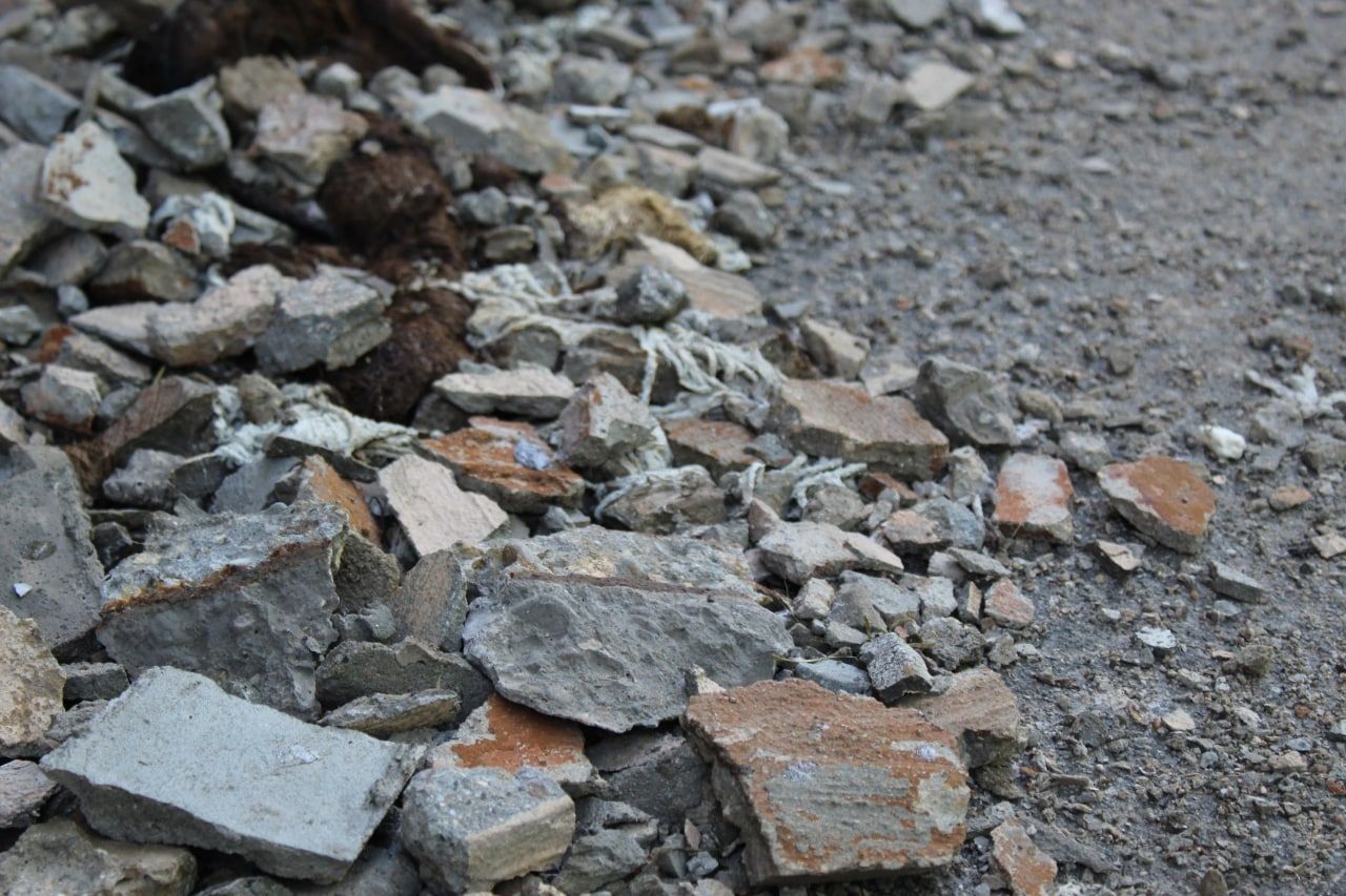 Экстренные службы обследуют квартиру на проспекте Стачек из-за обрушения штукатурки