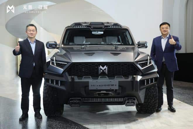 Dongfeng Mengshi M-Hero Начато производство 917 EV. 1000 л.с. и запас хода 505 км под капотом» /></p>
<p>Ю Чжэн (справа), заместитель генерального директора компании Dongfeng, Цао Дунцзе (слева), генеральный директор Mengshi Technology. </p>
<p>M-Hero 917 должен появиться на китайском рынке по стартовой цене 700 000 юаней (что эквивалентно 102 000 долларов США) во второй половине года. Dongfeng планирует продавать 1500 единиц M-Hero 917 ежегодно.</p>
<h2>Комментарий редактора</h2>
<p>Совсем недавно 1000 единиц электромобилей GM Hummer были отправлены в порт Тяньцзинь. И это будет нелегко для этого жесткого электрического внедорожника в Китае, поскольку он встретит жесткую конкуренцию. В январе BYD представила свой внедорожник YangWang U8 по цене более 100 000 долларов; Dongfeng поставляется со своим M-Hero 917. Я также считаю, что люди в Штутгарте внимательно следят за этими двумя брендами, так как Mercedes-Benz EQG (электрический универсал G) скоро будет запущен. Будет интересно посмотреть, насколько хорошо Mercedes защитит свои позиции в Китае лицом к лицу с неожиданными соперниками. </p>
<p><img decoding=