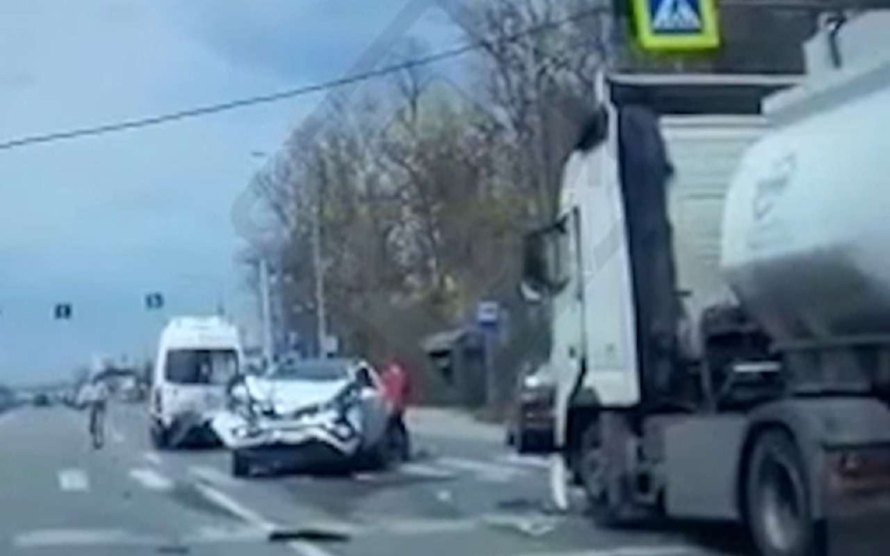 Бензовоз не успел затормозить на перекрестке и «собрал» легковушки (видео)