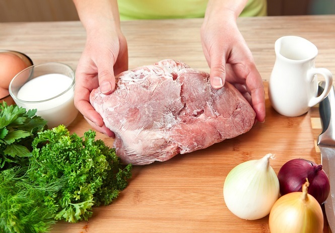 Мясо можно готовить сразу после того, как достанете его из холодильника. / Фото: globus.ru