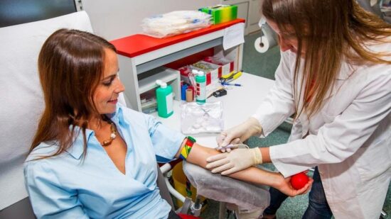 Ученые в Британии научились выращивать искусственную кровь, что позволит отказаться от доноров