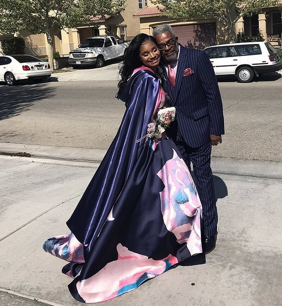 Девушке не с кем было пойти на выпускной, и она позвала дедушку истории из жизни