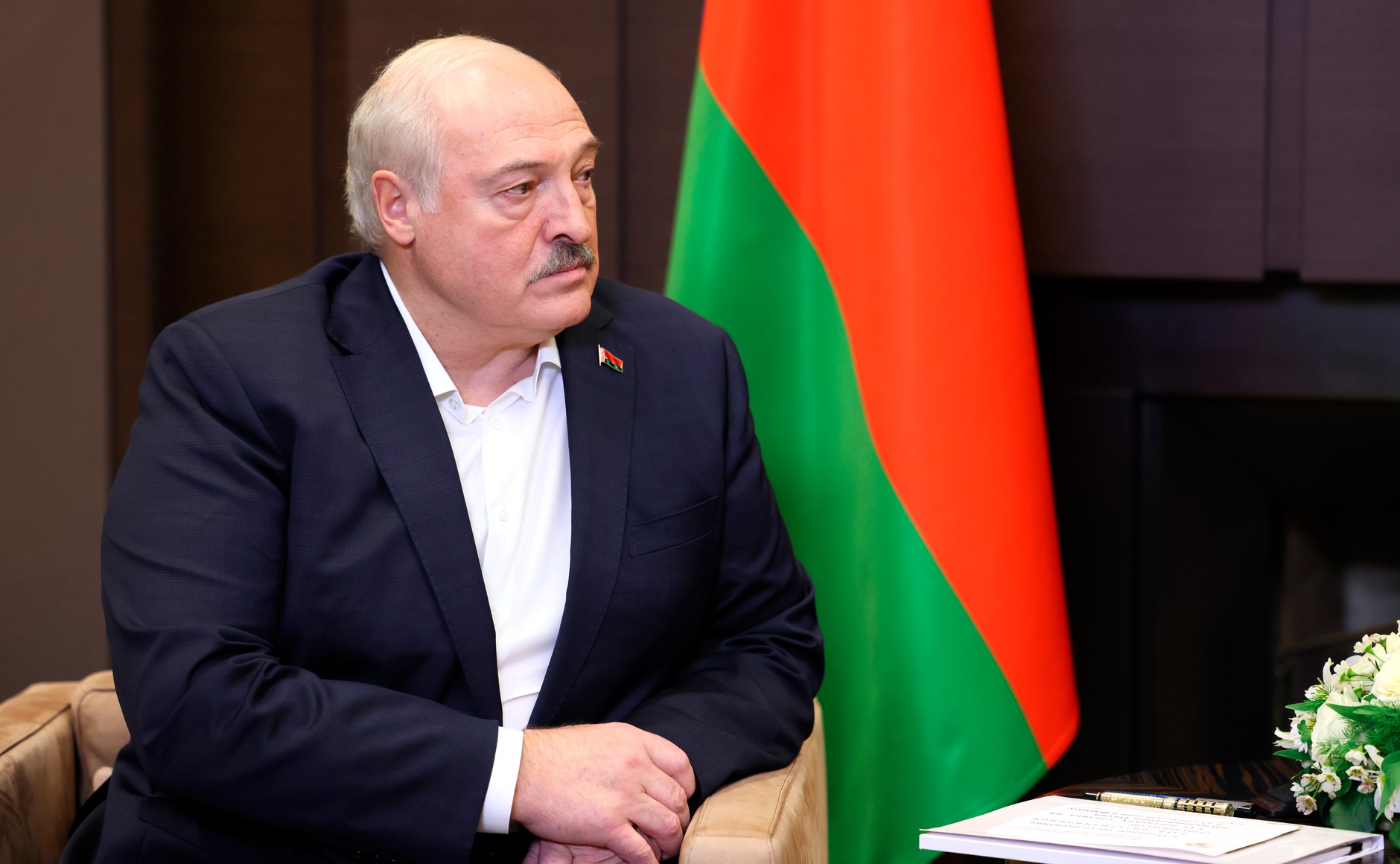Как Лукашенко пригрозил репрессиями трём губернаторам. И почему в России всё прощают