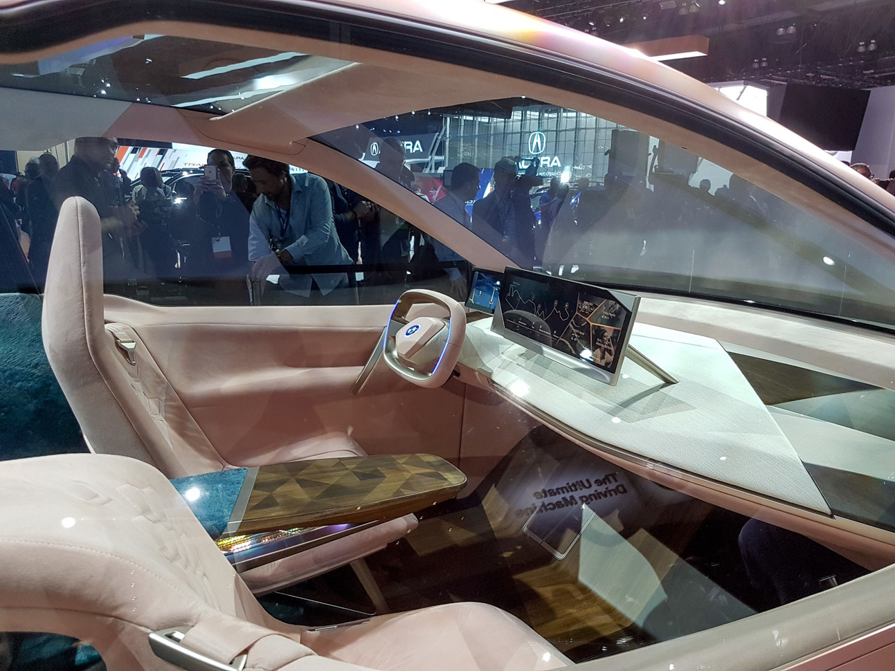 На новые BMW будут ставить руль странной формы марки и модели,Новые модели