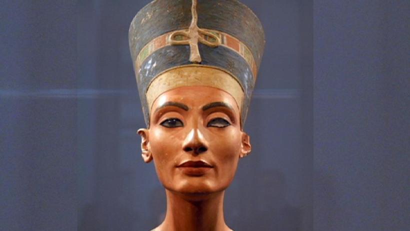 Потерянный глаз, бесконечные титулы и другие необычные факты о Нефертити
